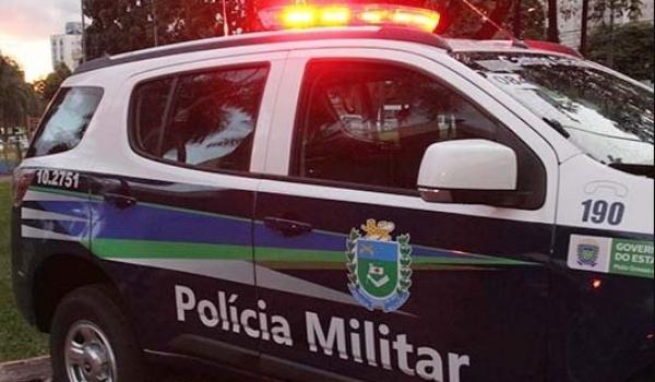 Homem não aceita fim do relacionamento, invade casa de ex com machado e tenta matá-la