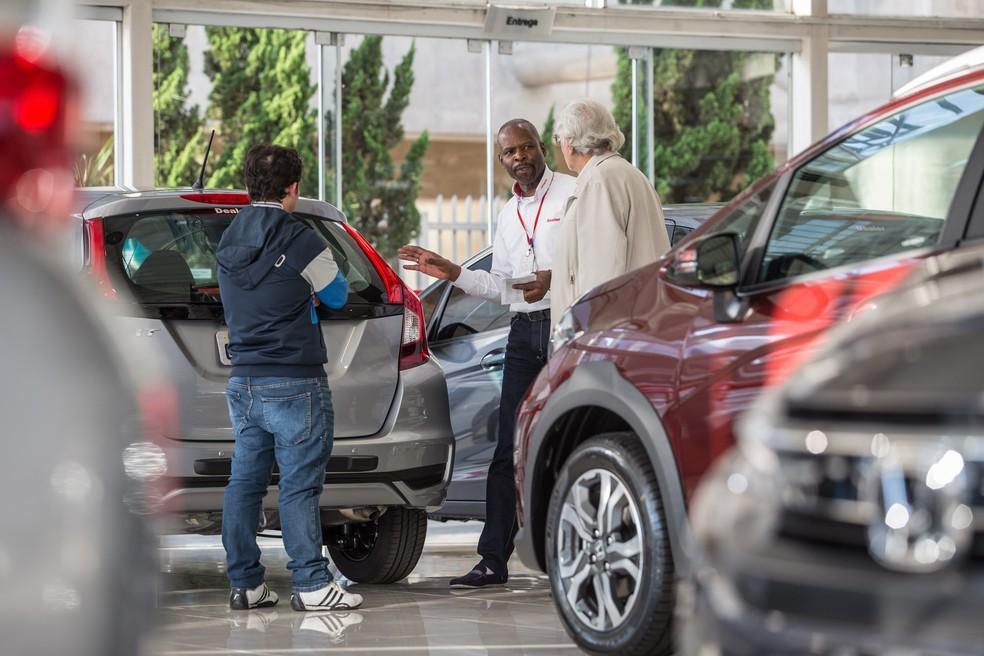 Vendas de veículos novos caem 26% em 2020
