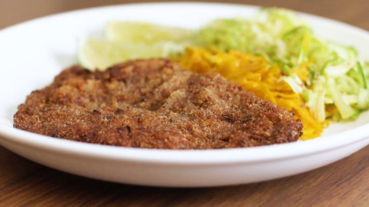 Prático para o ‘sabadão’, aprenda como fazer bife à milanesa com pão velho