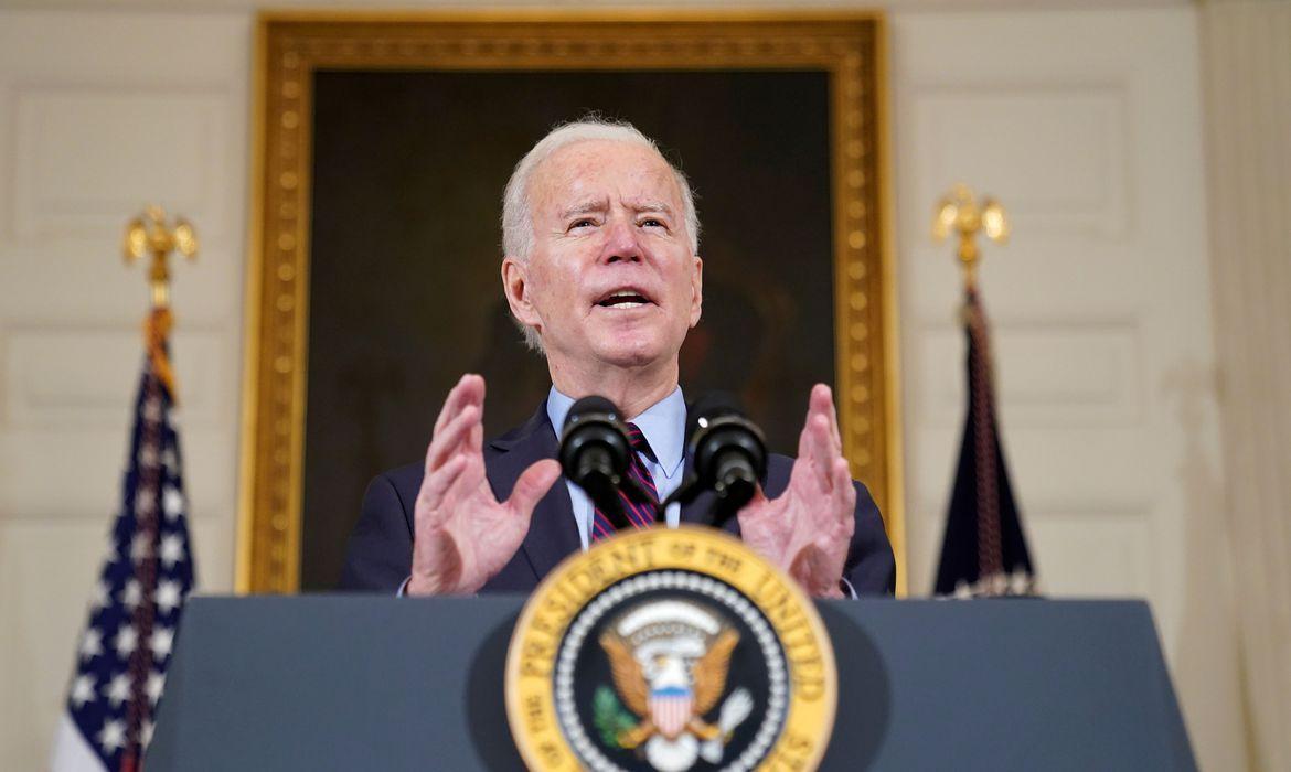 Joe Biden revoga veto de Donald Trump a imigrantes