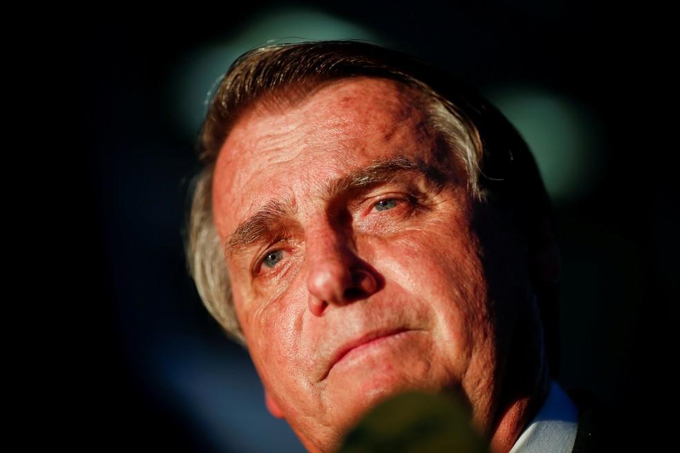 Após dores, Bolsonaro faz exames no HFA