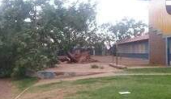 Estragos de tempestade suspendem aulas na Capital