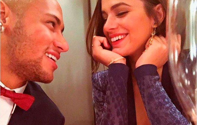 Neymar desarquiva fotos românticas com Marquezine e fãs vão à loucura