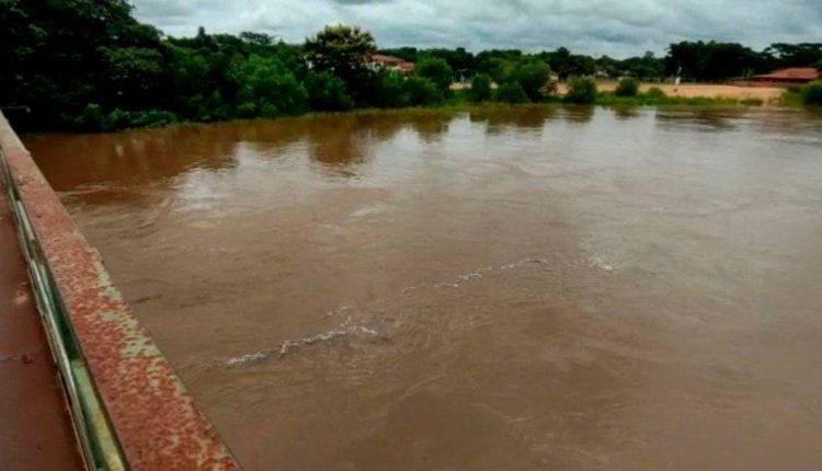 Nível do rio Aquidauana sobe e município monta abrigos para atender ribeirinhos