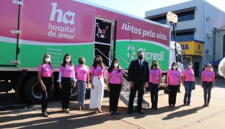 Unidade móvel faz exames gratuitos para mulheres em praça de Dourados