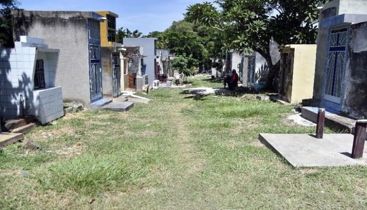Cemitério paraguaio prepara valas coletivas