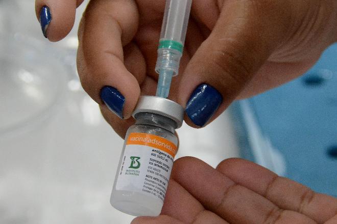 Militares e trabalhadores da saúde de hospitais se vacinam nesta terça-feira