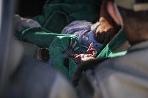 Pai realiza parto da própria filha dentro do carro