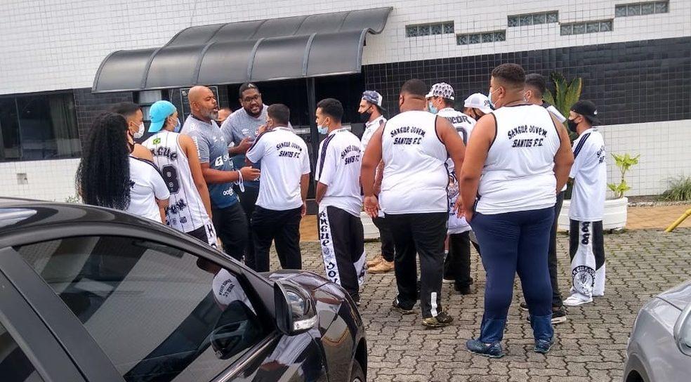 Torcedores do Santos vão ao CT e cobram reação em conversa com comissão técnica e dirigente