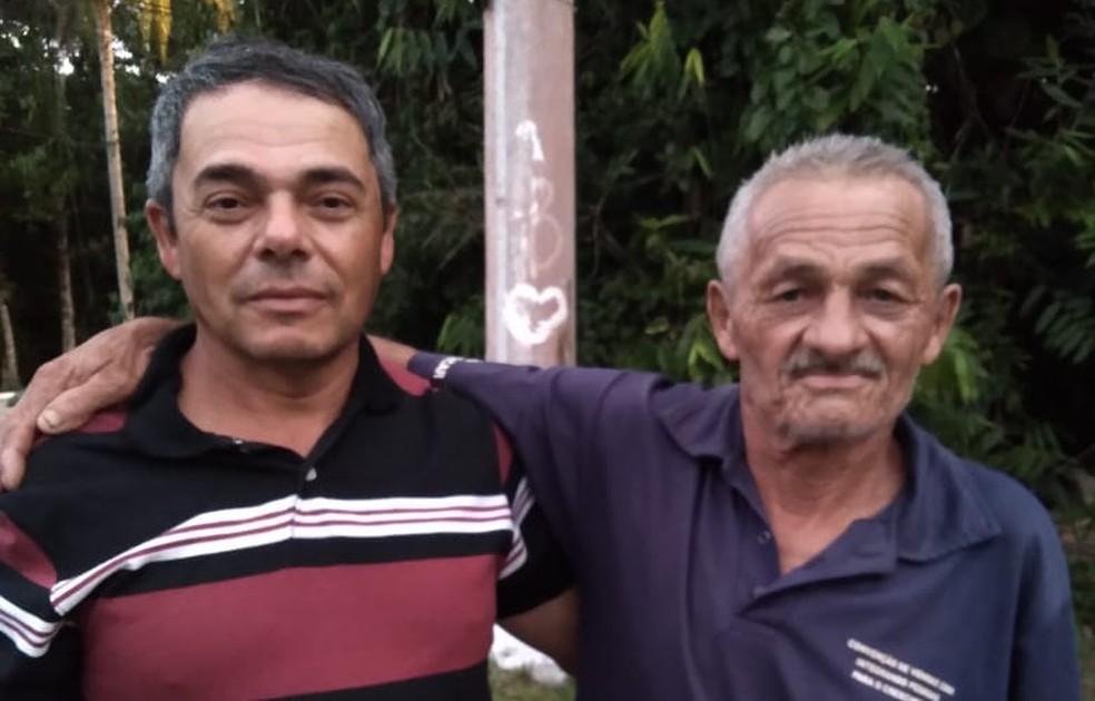 Homem reencontra pai com ajuda de aplicativo