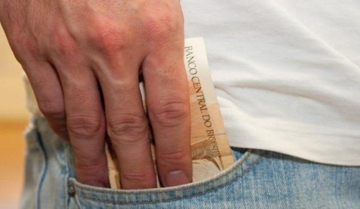 Com depósito nesta segunda-feira, Mês dos Namorados começa com salário na conta