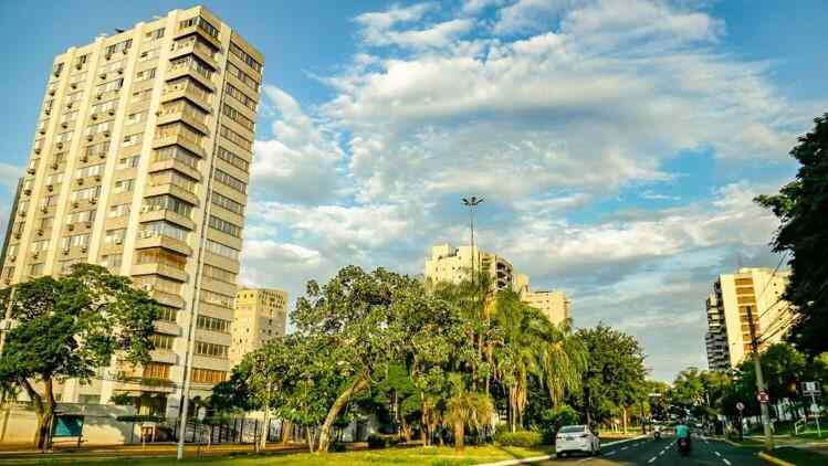 Tempo deve oscilar com chuvas neste domingo