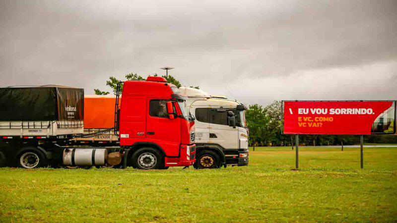 Caminhoneiros liberam rodovias de MS